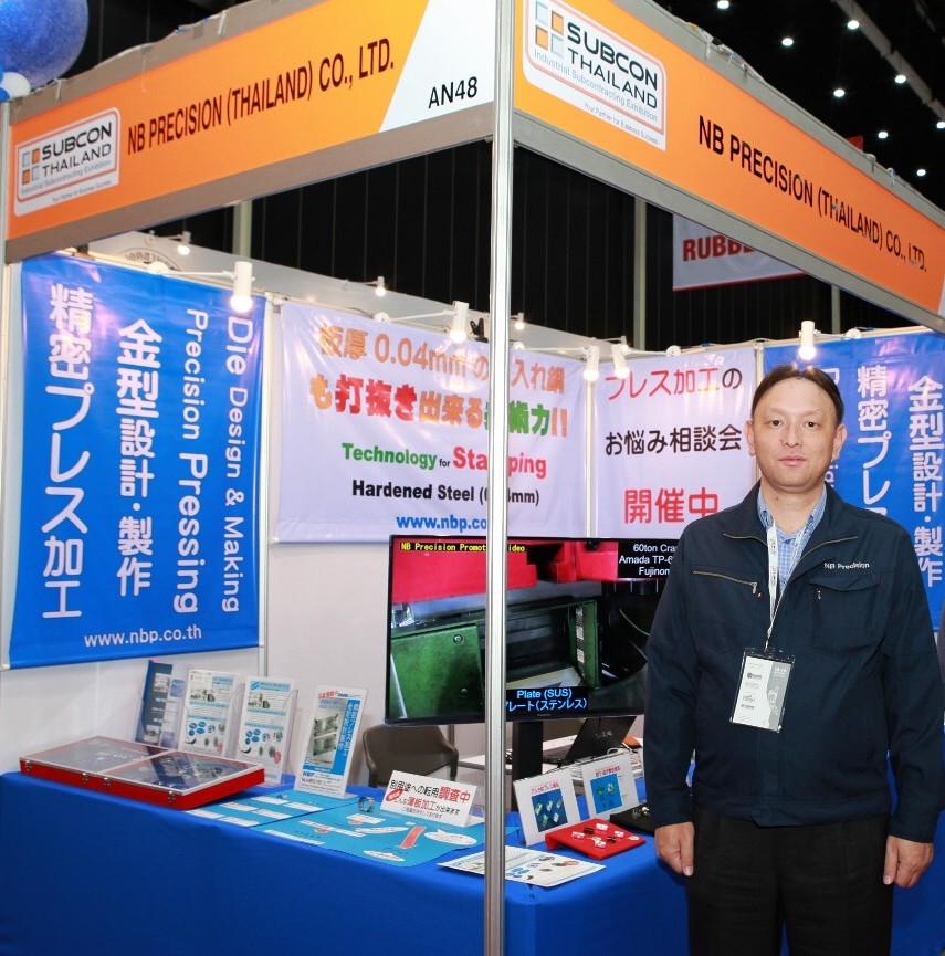 展示会の当社ブースに立つ Managing Director